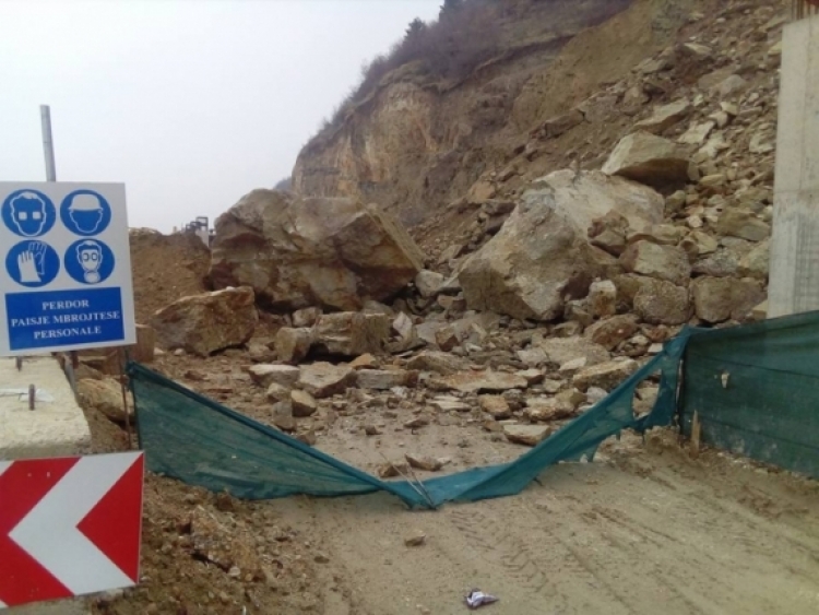 Probleme me qarkullimin, bie masivi i gurëve në hyrje të qytetit të Pogradecit