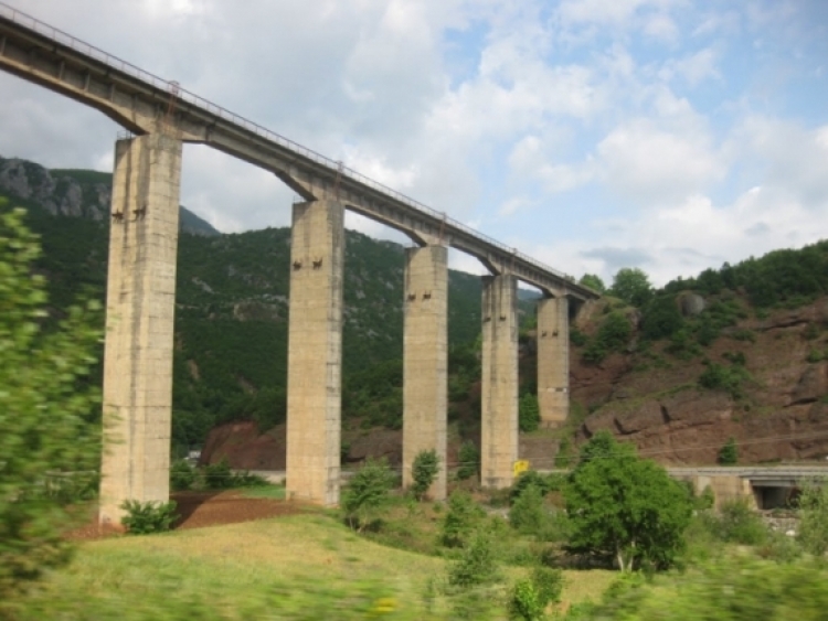 Tragjike në Librazhd, gjimnazisti hidhet nga ura pas mësimit, ndërron jetë në vend