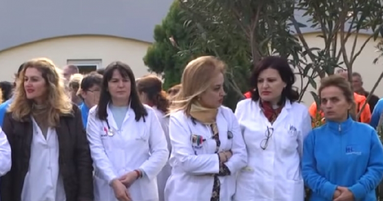 Mjekët pezullojnë punën dhe dalin në protestë