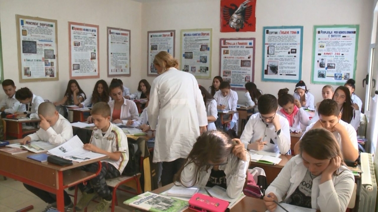 Shqipëri, raport i lartë i nxënësve për mësues