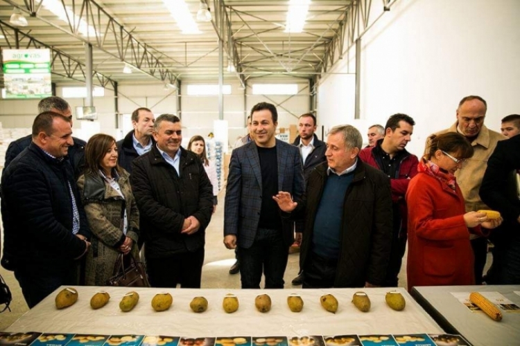 Imputet bujqësore, ministri Niko Peleshi zbarkon në Korçë: “Po heqim TVSH-në për fermerët”