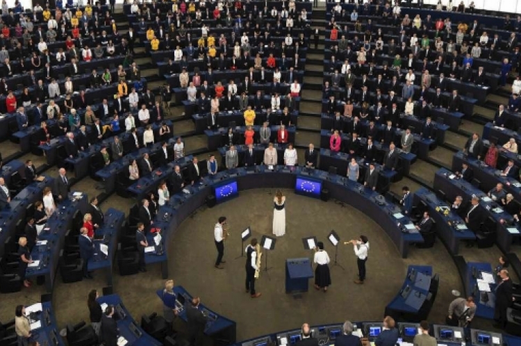 Nis himni europian, deputetët kthejnë shpinën [FOTO]