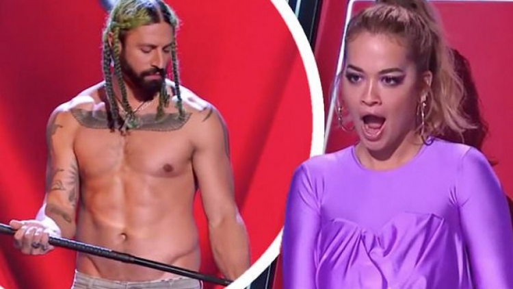 Konkurrenti zhvesh këmishën, 'çmendet; Rita Ora, nuk i reziston: Të dua, a është shumë shpejt? (VIDEO)