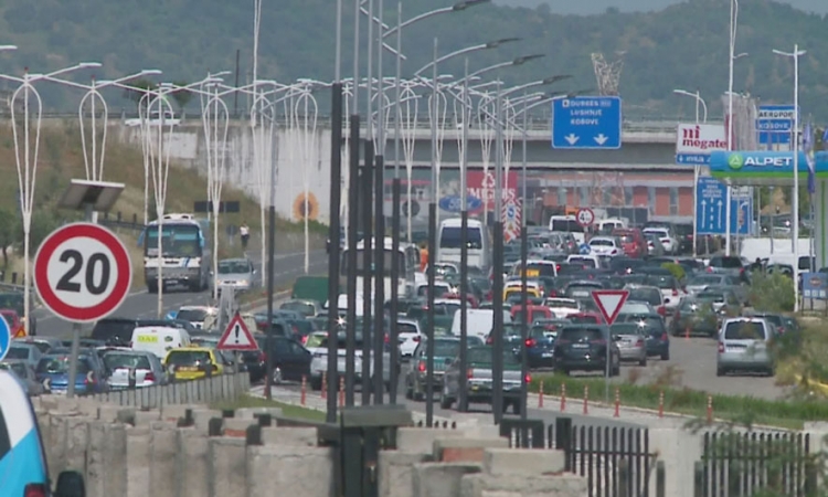 Sërish telashe për udhëtarët. Bllokohet një tjetër segment i rrugës Tiranë - Durrës