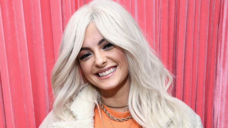 Bebe Rexha e tregon edhe në mes të Parisit që është shqiptare [FOTO]