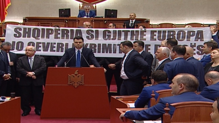 Ruçi i ndërpret fjalën Bashës, opozita bllokon foltoren e Kuvendit, ndërpritet seanca