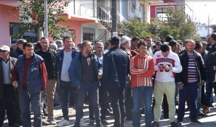 Banorët e Zharzës kanë dal sërish në protestë për dëmshpërblimet e shtëpive të shtatërruara