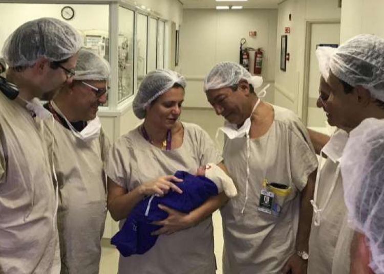 Lind fëmija i parë nga uterusi i një nëne të vdekur, si ndodhi…