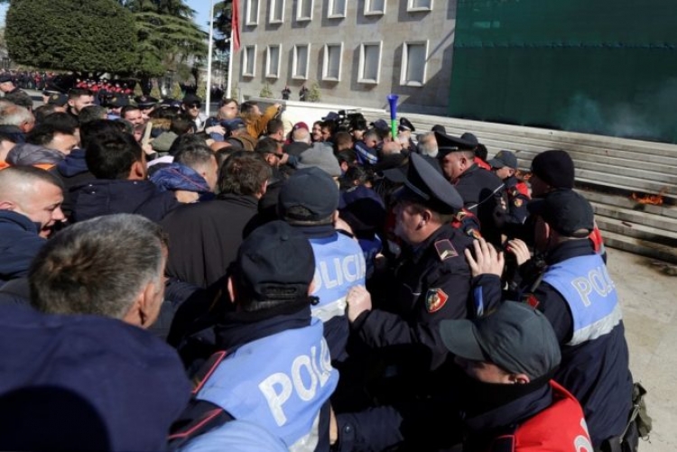 PROTESTA E PD/ Policia merr masat, ka një paralajmërim për gazetarët: Merrni masa...