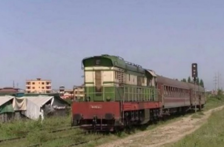 Elbasan, treni pasagjerëve përplas një 12-vjeçare, në gjendje të rëndë