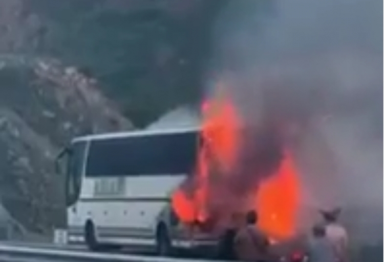 Përfshihet nga flakët autobuzi në Rrugën e Kombit! Dalin pamjet [VIDEO]