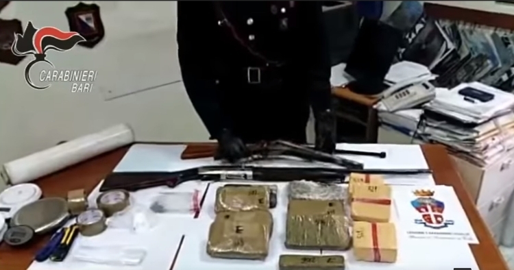 Arrestohen dy femra shqiptare në Itali të moshës 21 dhe 71 vjeçare, policia ka sekuestruar 5 kilogramë heroinë, 100 mijë euro dhe 3 pushkë