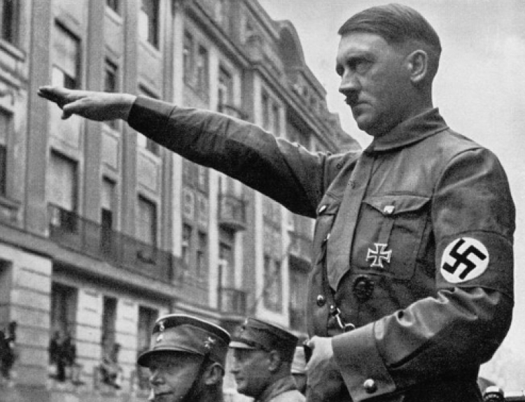 Publikohet fotoja e rrallë, Hitleri duke përqafuar një vajzë hebre [FOTO]