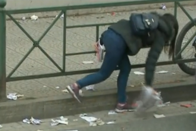 Protesta shembullore e studentëve, pastrojnë mbeturinat pas tubimit [FOTO]