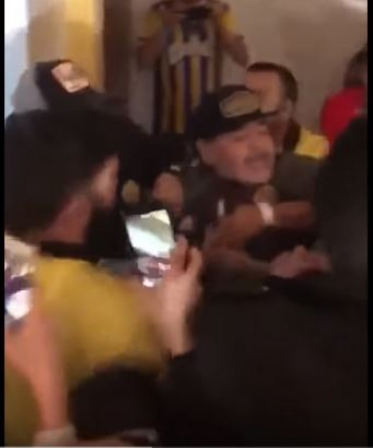 Maradona përsëri skandal! I vërsulet tifozëve pas sharjeve të tyre të padurueshme[VIDEO]