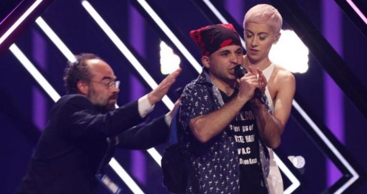 I çuditi të gjithë kur i mori mikrofonin këngëtares britanike në EUROVISION, flet për herë të parë shqiptari: Ja pse e bëra [FOTO]