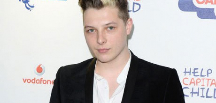 John Newman rrezikon jetën nga sëmundja e rëndë [VIDEO]