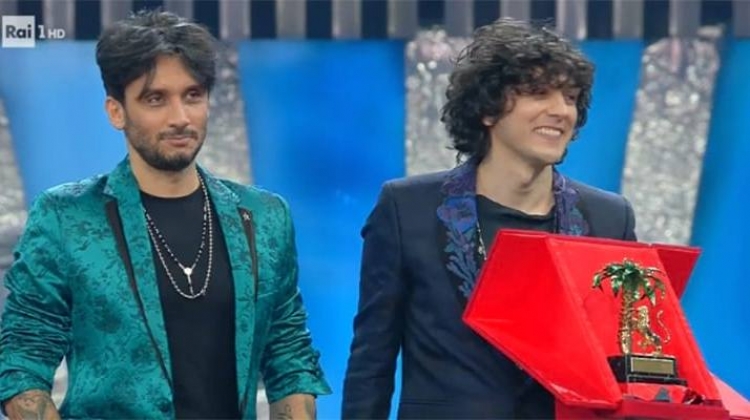 Pas shumë polemikash, Ermal Meta fiton festivalin e Sanremos, ja fjalët e tij pas triumfit: Çmimin ia dedikoj...[VIDEO]