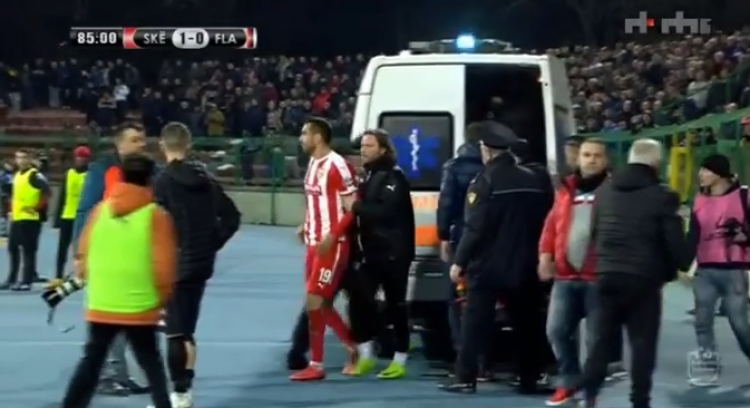Momente tmerri në fushë, vëllai i futbollistit të Skënderbeut bie nga tribuna gjatë festimit të golit [VIDEO]