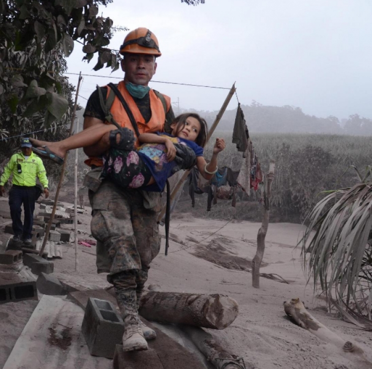 ‘Fuego’ gjunjëzon Guatemalën, vullkani shkrumbon çdo gjë [VIDEO]
