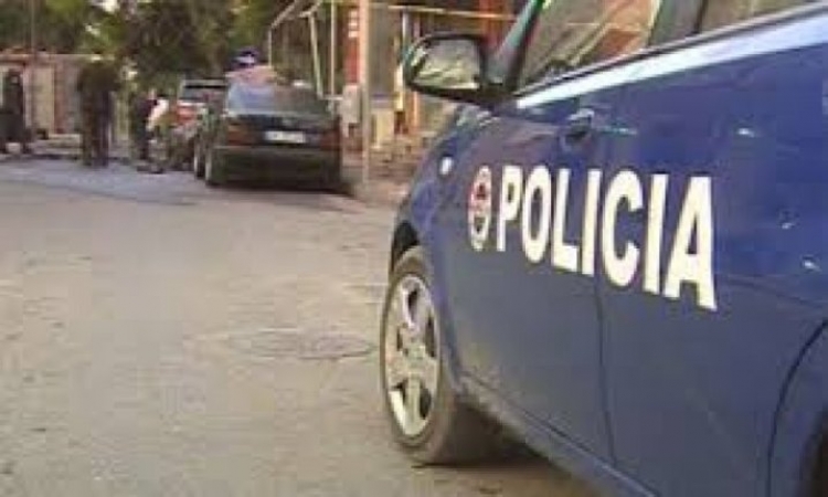 Elbasan, policia arreston një 20-vjeçar dhe shokun e tij, lëvizin me makinë pa patentë dhe kanë kundërshtuar forcat e policisë