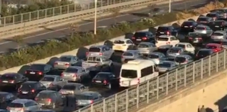 Bëni kujdes, kaos në autostradën Tiranë-Durrës, paralizohet trafiku [VIDEO]