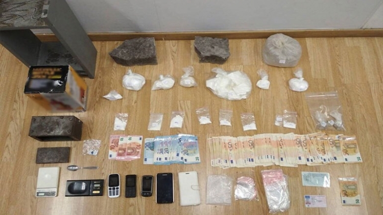 Policia greke kontrollon shtëpinë e shqiptarit, i gjen 1.2 kilogram kokainë dhe një shumë të madhe eurosh