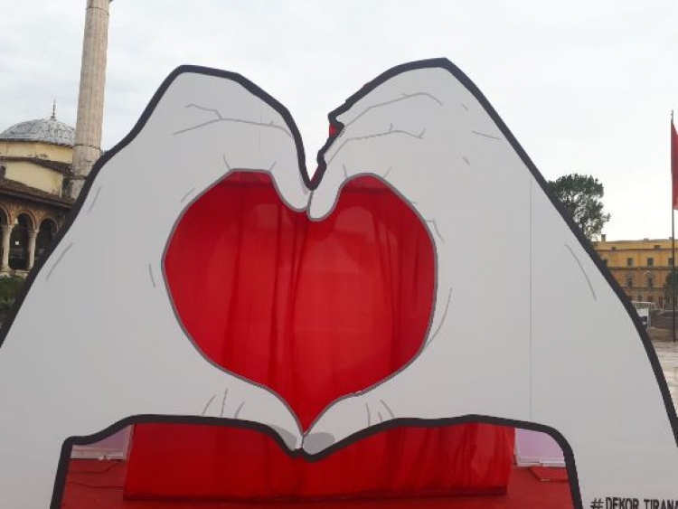 Tirana ''pushtohet'' nga simbolet e dashurisë për ditën e Shën Valentinit [FOTO]