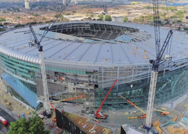 Stadiumit 1 miliard paundësh, i dalin probleme serioze