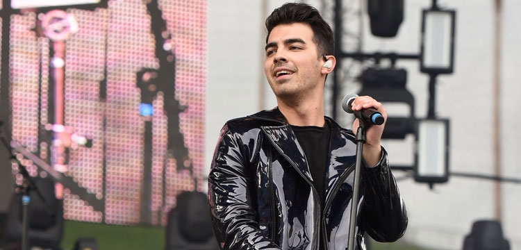Joe Jonas: Kam humbur virgjërinë me yllin e Twilight! [FOTO]