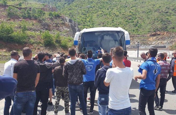 Tifozët ndalin autobusin e skuadrës së Kukësit pranë tunelit të Kalimashit