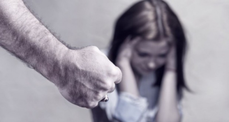E rëndë - Dhunë në familje. Ja në ç’mënyrë e rrahu i ati vajzën dhe kërcënoi bashkëshorten  e tij…