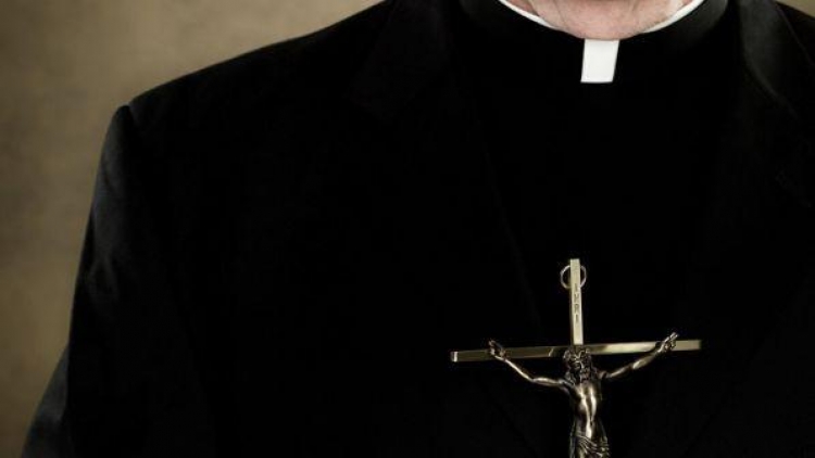 Mëkatet 'falen' nga Ndrangheta. Prifti kërcënon gjyqtaren