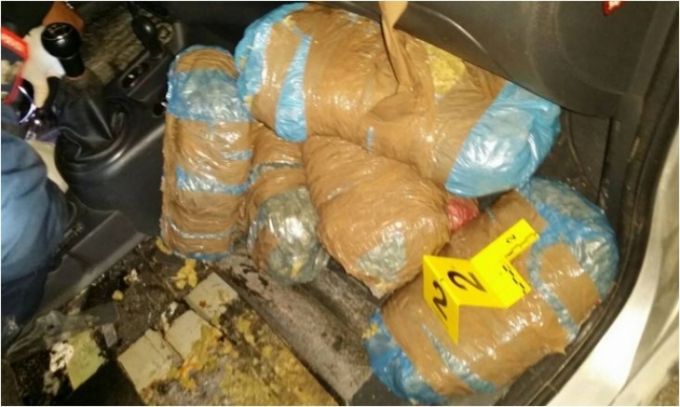 Sekuestrohen 62.2 kilogramë marijuanë në pikën kufitare të Kapshticës, arrestohet shoferi 59-vjeçar