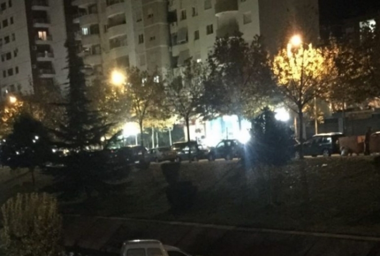 Aksident në Tiranë, makina përfundon në lumin Lana