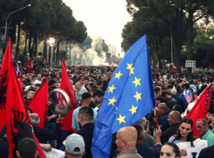 Situata politike në vend/AP: Zgjedhjet, thembra e Akilit për Shqipërinë