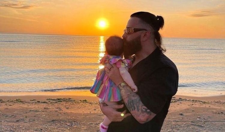 Getoar Selimi ndan me ndjekësit portretin e vajzës së tij dhe shkruan fjalët më të ëmbla për të