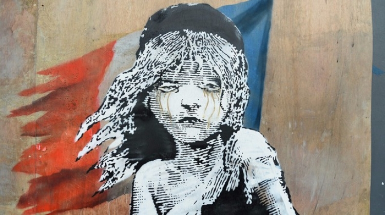 Kush është Banksy, artisti që po i bën rrugët e Londrës 