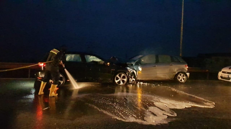 Përplasen “kokë më kokë” dy automjete në Elbasan, 4 të plagosur