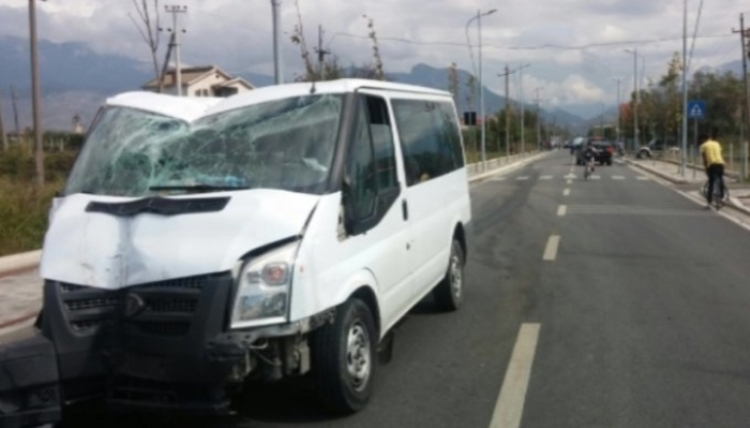 Tropojë, furgoni i HEC-it të Fierzës është përplasur me një furgon mallrash, raportohet 1 person i vdekur dhe disa të plagosur