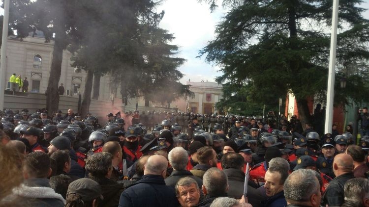 Protesta me tone të ashpra dhune, plagosen dy policë, garda kërkon ndërhyrjen e menjëhershme të FNSH-së