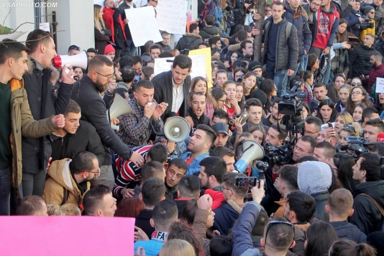Pas deklaratës së Ramës për tarifat, studentët bëjnë thirrje të VAZHDOJNË protestat deri në plotësimin e...