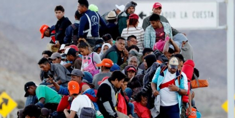 Frenimi emigrantëve/Trump dërgon ushtrinë në kufi