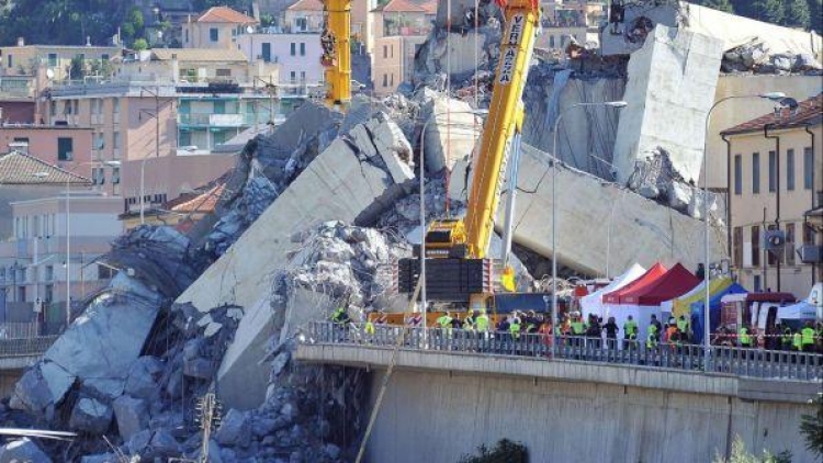 Rënia e urës, revoltë e të afërmve kundër funeralit shtetëror në Genova