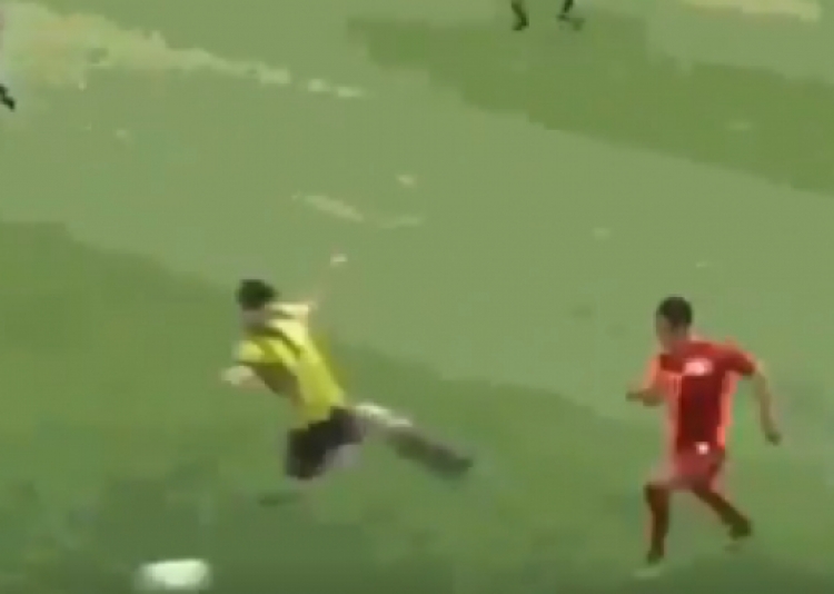 Ndërhyrje për karton të zi, arbitri fal lojtarin [VIDEO]