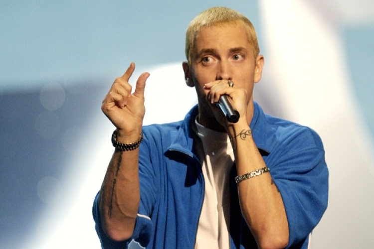 Eminem, je ti?! Këngëtari habit me pamjen e re [FOTO]