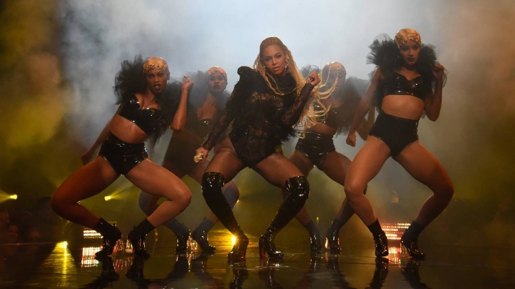 Beyonce ndalon koncertin, “bekon” çiftin gjatë performancës live [FOTO / VIDEO]