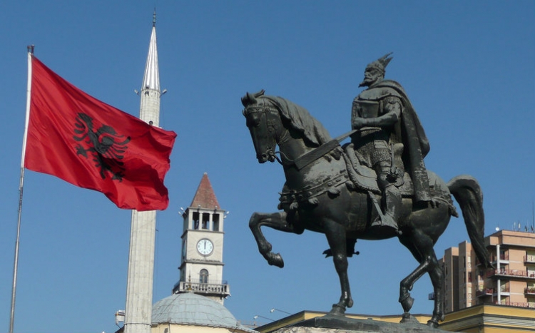 Lashtësia e Shqipërisë vërtetohet dhe me vjetërsinë e flamurit tonë