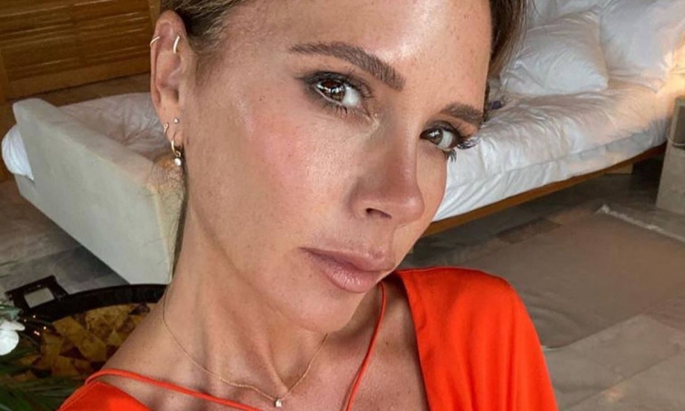 Neveritëse! Nuk do ta besoni çfarë vendos Victoria Beckham në fytyrë si maskë