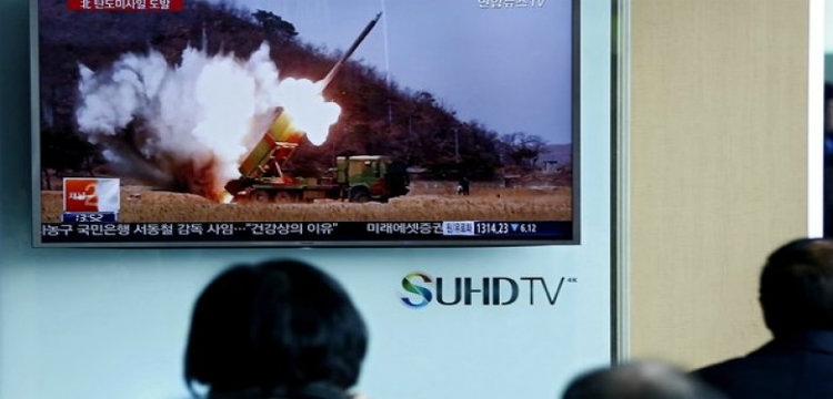 Frikë për luftë, Koreja e Veriut lëshon 5 raketa në bregun lindor!